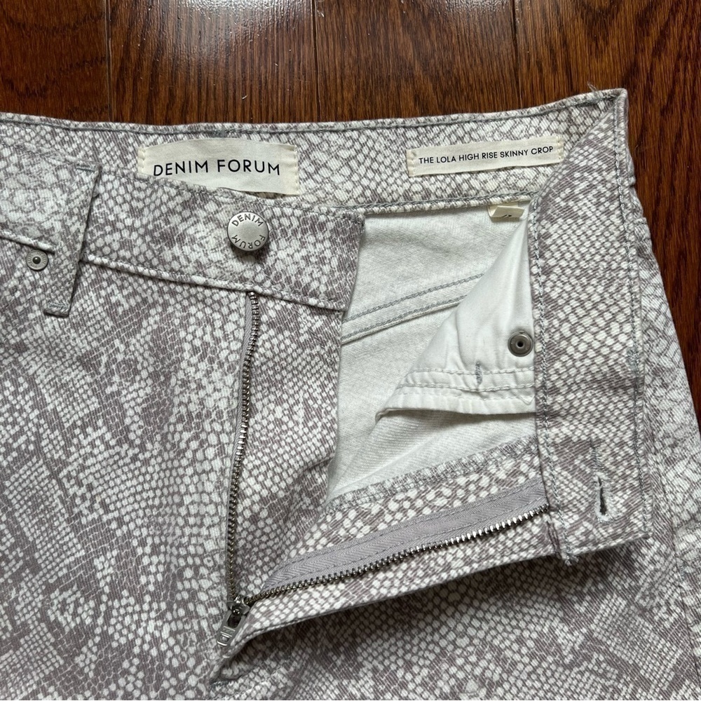 Aritzia Denim Forum Lola High Rise Skinny Crop Jeans White Snake Print - Sz 27 - Picture 9 of 16